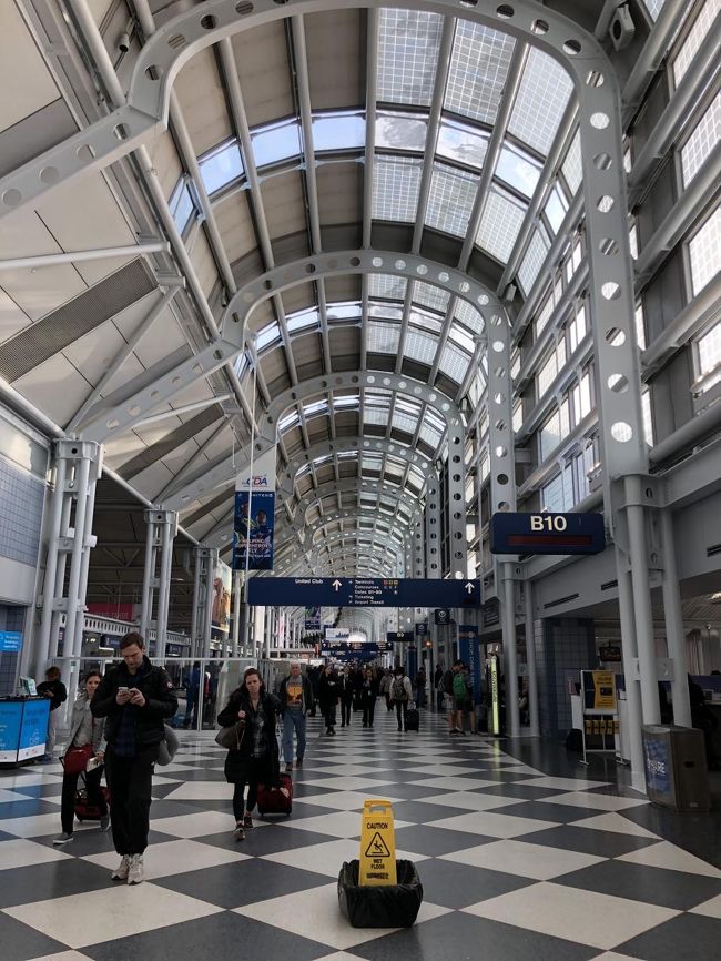 ORD T1着。いつも思うんですが、通路が狭いんですよねー