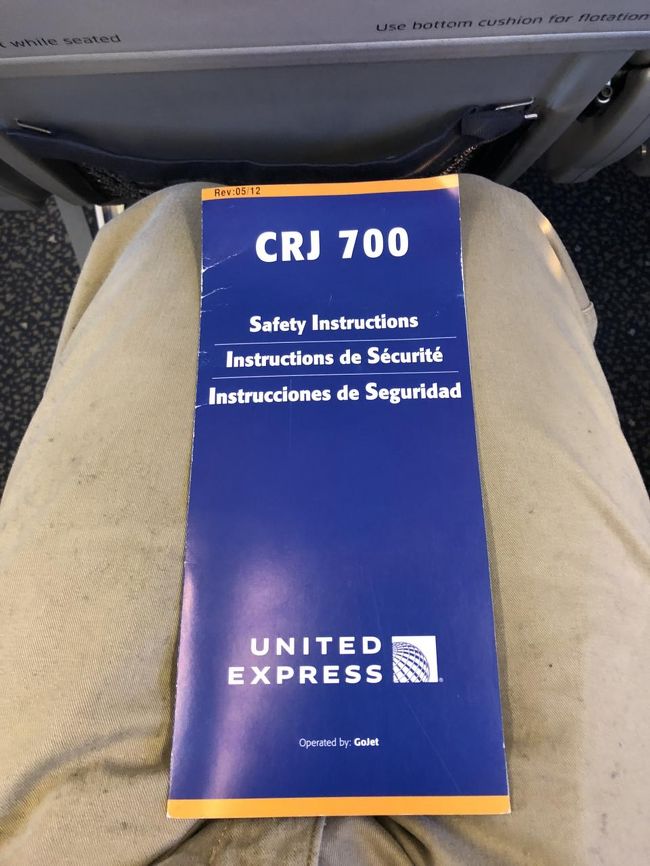 ここからTN（Knoxville）まではCRJ。割と広いし荷物も2つ持ち込みできました