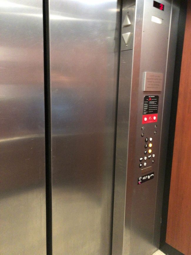 TNについてマリオット系ホテルへチェックイン。エレベータで上がろうとしたら途中停止して閉じ込められるという...。