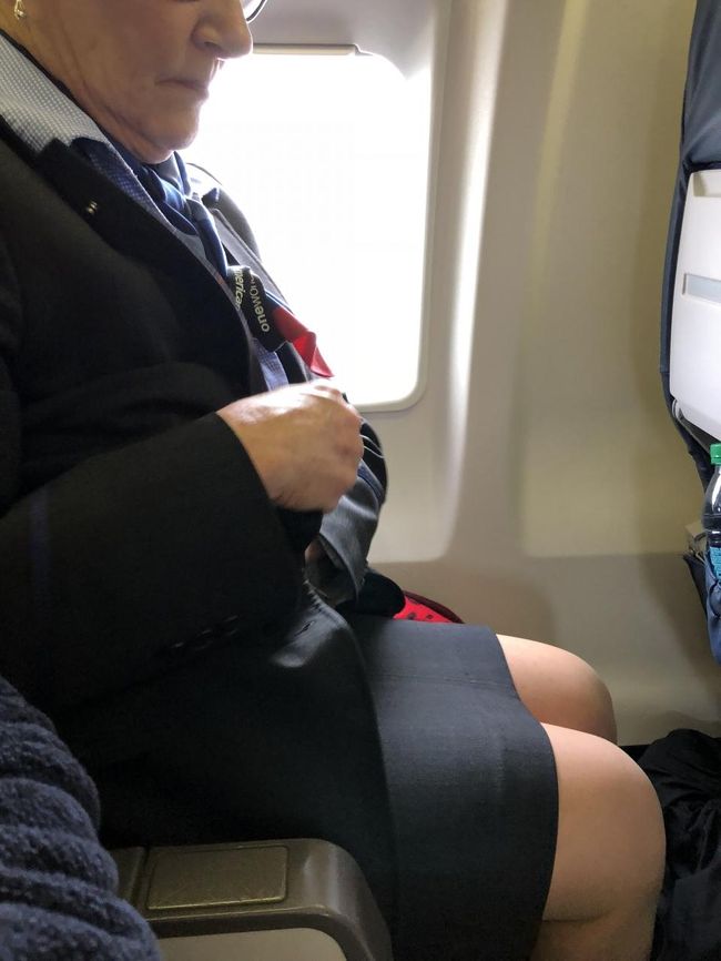 しかも隣は空港間移動のCAのおばちゃん（おばーちゃん？）