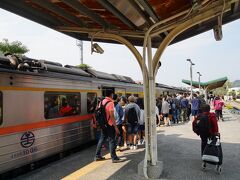 集集駅に到着。平日なのに観光客が非常に多いです（写真に写っている人たちは列車に乗り込む人たち）。