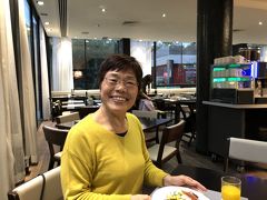 今回はエグゼクティブフロアではなくて、グランドフロアのレストランで朝食をとりましたが、外してしまいました。シーズンオフか、日本人の団体旅行を含めてツアーリストだったせいか、食事が泊まったヒルトンの中でいちばん平凡でした。