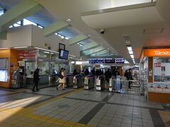 飯能駅の改札口。
まだまだ朝の通勤通学時間帯、人通りは多い。