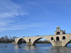 Pont Saint-Bénézet

お腹がいっぱいになったところで、Pont Saint-Bénézet(サン・ベネゼ橋)へ。昔フランス語の教科書で見た風景が目の前に！