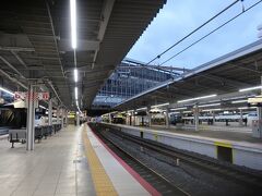 pm 18:00頃の新大阪駅ホーム。
私の乗る、サンダーバードの到着を
待っています。