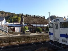 豊後中村駅に到着。茅葺屋根の趣のある駅舎。