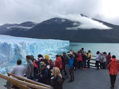 展望台は柵に人が張り付いており、氷河の崩壊を今か今かと待ちわびている。