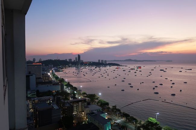 まだまだ感動の夕焼けが見られないパタヤ。（２６階、西の窓より）