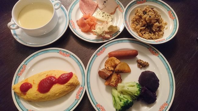 オムレツは好みのトッピングで焼いてもらえます。<br />沖縄らしさで言えばジューシー(沖縄風炊き込みご飯)などもありましたが、全体的には極普通な感じ。明日は和食のほうに行ってみよう。