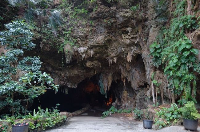続いては伊原間サビチ洞。<br />いかにもといった感じの、洞窟の入口。