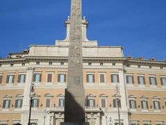 アウグストゥス帝（在位BC27年 - AD14年）のオベリスクと
ベルニーニが手掛けた、モンテチトーリオ宮殿（Palazzo di Montecitorio)

現在はイタリア議会下院です。

