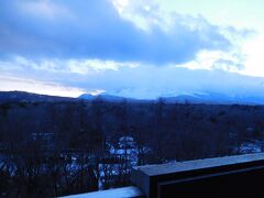 大晦日の宿は、北軽井沢まで移動しまして
「ヴィラ北軽井沢エルウイング」さん

大晦日１泊２食でお安めだったので～
浅間山がお部屋から見えました。

到着時は・・・雲に隠れてましたけど・・・