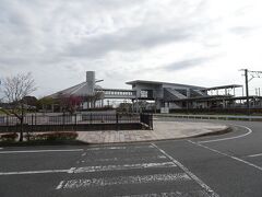 吉野ヶ里公園駅に到着。
快晴だった前日とは違って、この日は曇りがち。