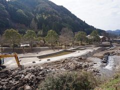 　棚田親水公園の周辺では、重機が稼働中。川の水を引き込んだ流水プールも、まだ使える状態ではなさそうです。