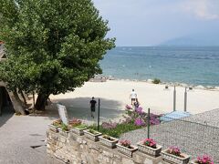 ここが「Spiaggia Delle Muse」というビーチ。泳いでいる人がいる。
湖畔は遊歩道になっていました。