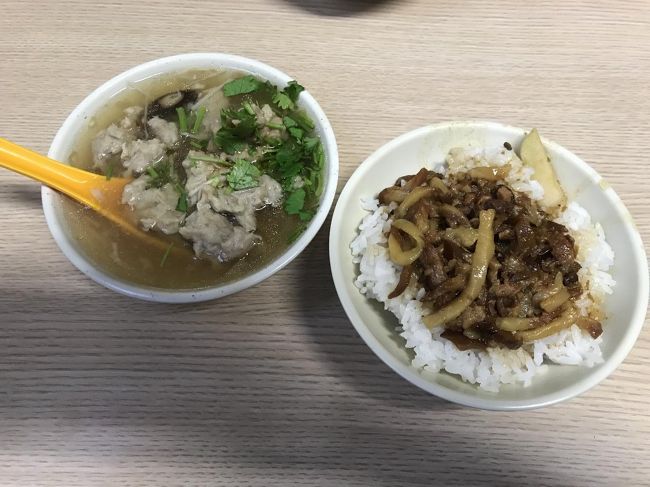 台湾旅行通な方のHPを参考にさせてもらいました。魯肉飯と肉?湯というスープ。