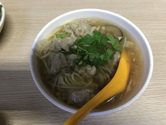 麺も二人で一つ頼みました。どれも美味しいし、リーズナブルです。