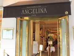 今朝は少し気分を変え、アンジェリーナ（Angelina）本店で朝食することにしました。と言っても、ホテルから３軒隣り約30ｍなのですぐに到着です。
入口にロープが張られていて、左側はレストラン利用の列、右側はテイクアウトのケーキを買う列です。日中は列ができるほど並ぶのでしょうが、今は早朝なので列はありません。
