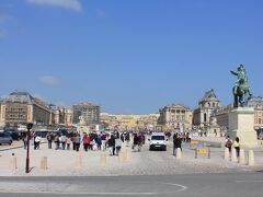 ゆっくり約10分ほど歩くと、ベルサイユ宮殿が見えてきました。