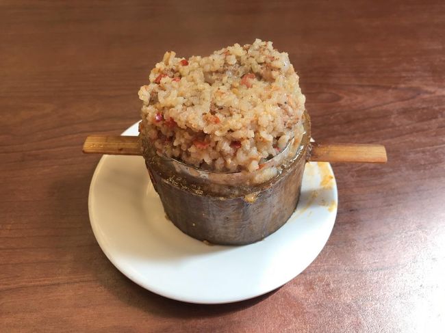 退屈そうな自分を察してくれたのか、博物館を早めに切り上げて中心地に戻り遅めのランチへ人気の牛肉麺のお店へ。<br />最初は牛肉麺だけ食べるつもりだったのですが、サブメニューのスペアリブとさつまいものおこわのようなものが美味しそうだったので頼みました。