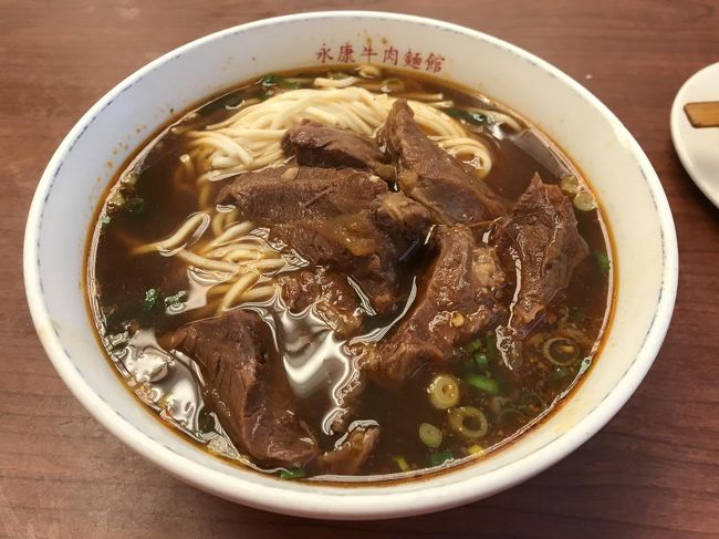 牛肉麺。ちょいピリ辛な紅焼牛筋麺をチョイス。牛肉ゴロゴロで美味い！奥さんもかなり気に入ったようでした。あまりに牛肉がたくさん入っていたので２切れほど残しました。
