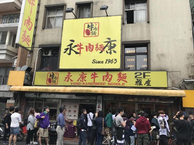 自分たちが入店する前も既に３０名くらい並んでいましたが、食べ終わった後でもまだ行列。もう15時前だったと思いますが凄いですね。