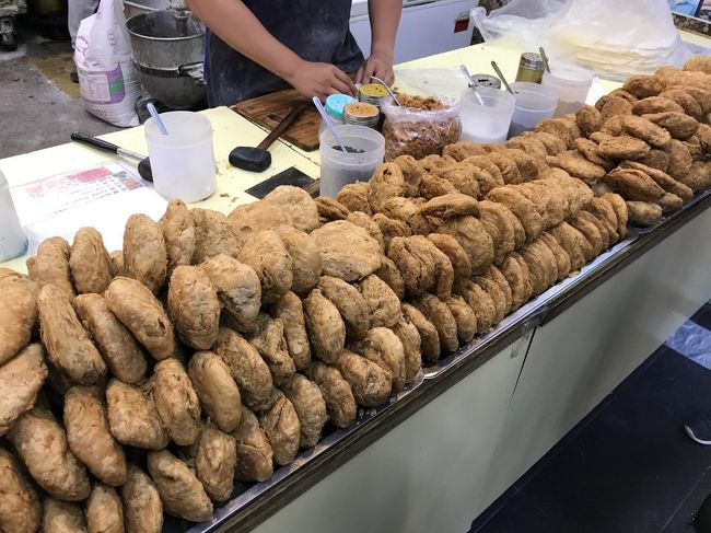 よくわからない物体をお店の人がハンマーで砕き、ブリトーの皮のようなもので巻いてました。一つ買って食べましたが不味くはないけどあまり美味しくない…今回の旅で上の牡蠣のオムレツと並び数少ないあまり美味しくないものでした。