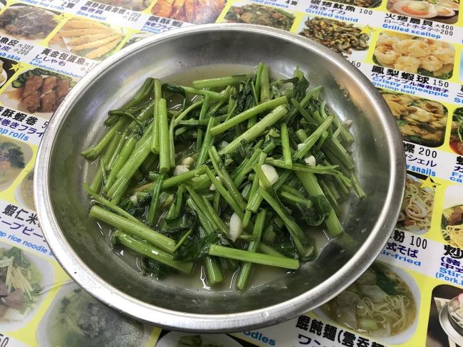 美食街の中でも混んでいるお店に。青菜の炒め。