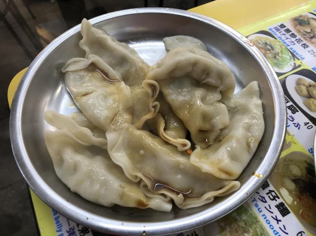 もっちり水餃子。これが一番美味しかったかな。<br /><br />この旅で唯一の失敗というか後悔がこの夜市でした。今回の旅の参考にさせていただいた台湾通の方のHPでお勧めの屋台を攻略していこうと思ったのですが、あまりの人の多さでお店の位置関係が分からず断念し、早々に地下の美食街に行ってしまったのです。次回来る時はもっとしっかりと場所を把握して屋台を攻めたいと思います。<br /><br />ということで２日目はこれにて終了。明日はいよいよ九份へ向かいます！
