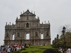 世界遺産のセントポール天主堂跡です。火災によりファザード（　建物前部の建築物　）以外すべてが焼かれてしまったそうで、よってセントポール天主堂『跡』と今では呼ばれています。作り直す予算はあるそうですが、このままの方が歴史的価値が高いとのことで作り直さないそうです。