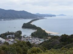 おおー、って感じで天橋立が見えます。
確かに陸をつないでいる感じがなんとも良い感じです。
松林が続くところは正に日本的。
入り組んだ海岸線も日本の風景で、海外では見られない風景。