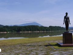 正面に岩手山、つなぎ温泉のシンボルのようなシオン像と湖が絵になる風景だ。