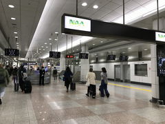 途中、のどかな田んぼや咲き始めた桜が見えたかと思うと、トンネルに入って、空港第２ビル駅に到着。

以前は、改札を抜ける前にパスポートのチェックがあったような気がしますが、すんなり通れました。

でも、京成と並んでいるので、JRからだとなぜか改札を2回通らないと改札外に出られない、不思議な駅です。