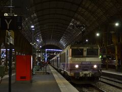 Gare de Nice Ville

途中寝落ちしそうになりながら、乗った列車は10分ほど遅れて終点のGare de Nice Ville(ニース・ヴィル駅)に到着しました。何だかんだ言って客車列車は良いものです。
