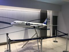 伊丹空港のANAラウンジです。入り口にはスターウオーズジェットの模型がありました。