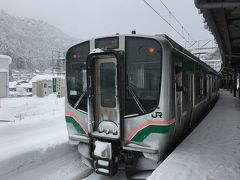 と、鉄分3%未満にもかかわらず鉄っぽい事していたら、あっという間に発車時間。山形から途中待ち合わせ等もありつつ25分程で山寺到着。

ドア挟んだ隣には、タイかフィリピン辺りから来たと思われる男女4人組が大きなスーツケース持って移動していた。恐らく仙台移動するんだろうけど、ようこんなローカル線の情報仕入れてくるなぁと考えるも、ここ4traの鉄道組合関係者の海外旅行記見てると、そんな事は当人にとっては当然という事か。

それにしても、また雪が・・・