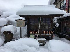 駅に向かう途中の道にあった、こちらは対面石と対面堂。
長ーい解説文が書いてありましたが、要は山寺の開祖（慈覚大師＝円人）がここと支配していた狩人が対面し、仏道を広めるお願いをしていたのがこの石の上との事。