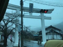 雨が降り寒い中、7時30分に新宿で待ち合わせ。
西口側のはとバス乗り場から意気揚々とバスへ乗り込み、一路まず長瀞の宝登山ロープウェイへと向かいます。

ちなみにバスツアー名は「奥秩父合掌造り古民家で食す熊・鹿・猪肉石焼ジビエ料理と神秘の三峰神社」でした。
お一人様12,500円。ちょっと豪華。

当初の予定では、早春の温かい日差しの中の旅！でしたが、宝登神社の鳥居をくぐる頃にはみぞれからがっつり雪に(死)