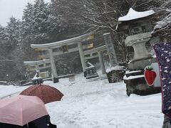 更に山を登る事数十分。
ついに目的地三峯神社へ！

最早吹雪となった天気の中、これほどコートを着てこなかった事を後悔した日はありありませんでしたが、意外にもあんまり寒くなかったので、結構平気でした(笑)

東北人豆知識：
実は雪が降っている方が雨が降っている方より寒くない。
(※風が吹いている場合は除く)

まあ、寒いっちゃあ寒いんですがねw
(この時0度だった)