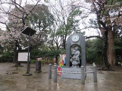 前　林家三平の奥様　
海老名香代子さんが　寄付した像

亡くなったお母様と　弟さんが　
モチーフになっているそうです

http://tanken.guidenet.jp/?p=19685
