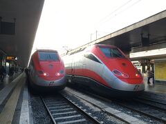 ローマ・テルミニ駅にて。
トレニタリアの最新高速列車、フレッチャロッサ（Frecciarossa）