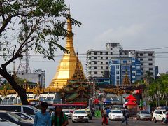 SIM契約をしたときに1人1本ずつくれた冷えたコーラ片手に、散策がてらSULE PAGODAを目指して歩いていると、手前の広場で祝日の大きなイベントを開催していて大賑わいだった。
丸太にまたがって空気が入ったビニール棒でお互いを叩き合う、日本のバラエティで見かけるようなイベントが行われていたり、カラオケ大会など大盛況。