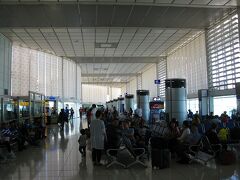 現在マニラに空港には３つのターミナルがありますが、こちらはフィリピン航空専用のターミナル２です。> の形になっていて、片方を国際線。