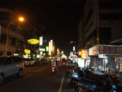 朝からラウンジと機内食とで飲み食いしてばかりだけど、ここは台湾。
行っておきましょう、夜市。

ホテルから歩いて約10分の忠孝夜市で夕食タイム。
ここは”The夜市”って感じではなく、普通の道の両側にずらーっと食べ物屋さんが並んでいる夜市。