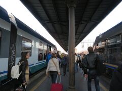 アオスタ駅まではトリノ・ポルタ・ヌォーヴァ駅からイヴレア乗り継ぎで約2時間程度。