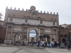門をくぐって，ローマ市内へはいります。