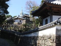 平戸島の有名な風景の場所、「寺院と教会の見える風景」の場所です。
キリスト教の教会と寺院の組み合わせが珍しい風景です。