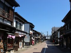 平戸市街地。
商店などが整備されて風情のある商店街になっていました。
近くには再建された平戸オランダ商館があります。