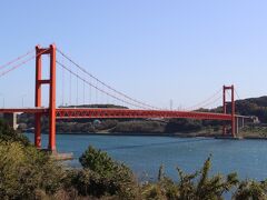 佐世保でレンタカーを借りて出発。
約１時間で平戸島へ渡る平戸大橋へ。
青い海に映える赤い美しい橋です。