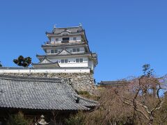 平戸島に入ってまずは平戸城へ。
ここは松浦氏６万石のお城です。
松浦氏は源頼朝以来の御家人で、明治維新まで存続した数少ない大名の１つです。
意外にも広くて立派なお城でした。